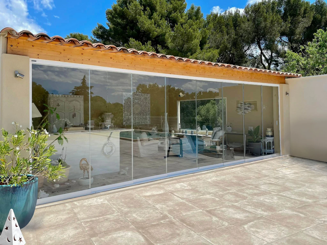Pool house fermé par rideau de verre Seeglass sans montants verticaux